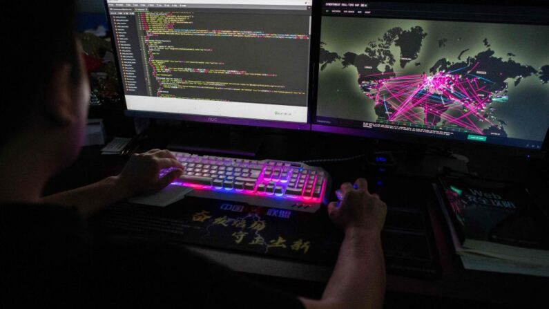Pirate opérant depuis son ordinateur à Dongguan, dans la province chinoise du Guangdong (sud), le 4 août 2020. (NICOLAS ASFOURI/AFP via Getty Images)
