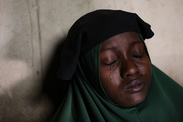 Humaira Mustapha, dont les 2 filles ont été enlevées par des hommes armés à l'école secondaire pleure chez elle, le 27 février 2021. Photo de KOLA SULAIMON/AFP via Getty Images.