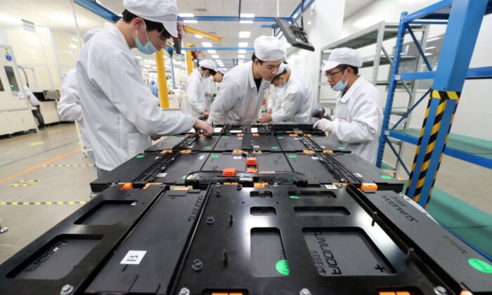 Usine de Xinwangda Electric Vehicle Battery Co. Ltd, fabriquant des batteries au lithium pour voitures électriques et autre, à Nanjing, le 12 mars 2021. (STR/AFP via Getty Images)