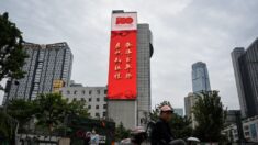 Chine: un gratte-ciel ravagé par un violent incendie