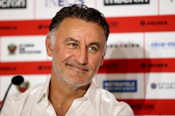 Le coach du PSG Christophe Galtier, tout sourire, envisage pour les prochains voyages, de partir en "char à voile". (Photo : VALERY HACHE/AFP via Getty Images)