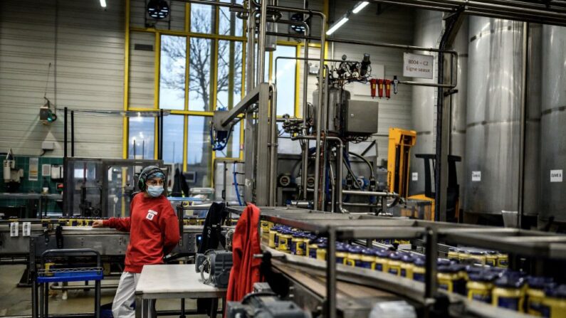 Une employée travaille à l'usine de moutarde Reine de Dijon, à Fleurey sur Ouche, dans l'est de la France, le 14 décembre 2021. (Photo by JEFF PACHOUD / AFP) (Photo by JEFF PACHOUD/AFP via Getty Images)