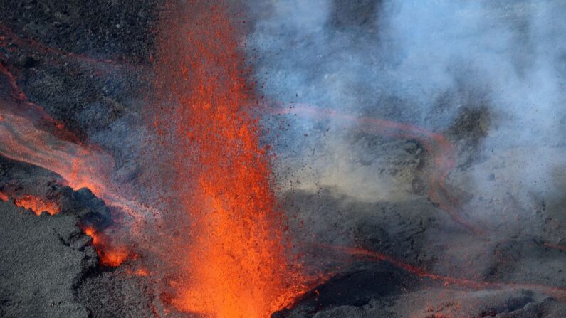 Cette photographie aérienne prise le 22 décembre 2021 montre le volcan Piton de la Fournaise en éruption sur l'île française de la Réunion, dans l'océan Indien. (Photo by RICHARD BOUHET/AFP via Getty Images)