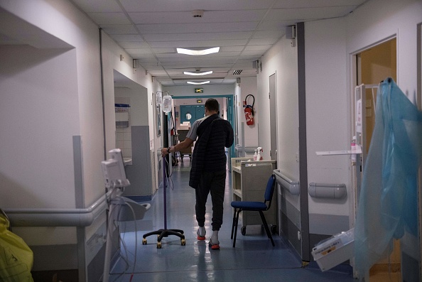C'est dans un couloir d'hôpital qu'Antoine et Stéphanie se sont rencontrés pour la première fois. (JULIEN DE ROSA/AFP via Getty Images)