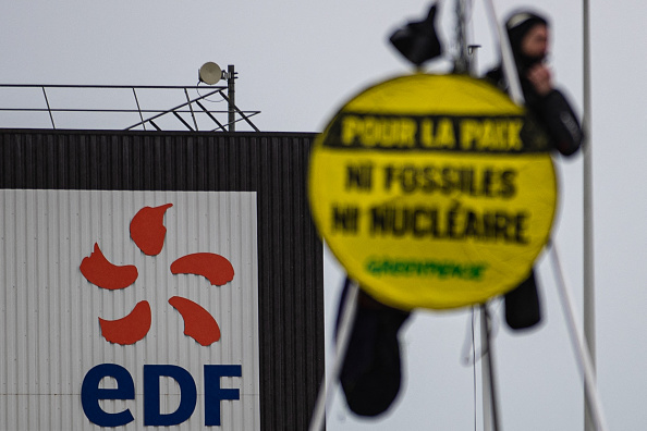 Un militant de Greenpeace bloque l'entrée du réacteur nucléaire EPR de troisième génération de Flamanville, en Normandie, en mars 2022.  (SAMEER AL-DOUMY/AFP via Getty Images)