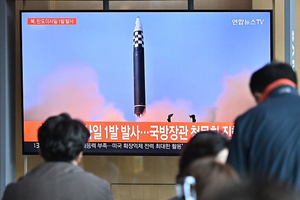 Un test de missile nord-coréen, dans une gare de Séoul le 4 mai 2022. Photo de JUNG YEON-JE/AFP via Getty Images.