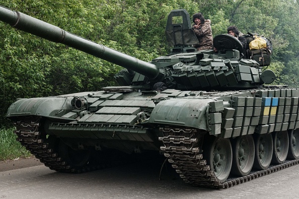 Des soldats ukrainiens sur un char de combat près de Bakhmut, dans l'est de l'Ukraine, le 15 mai 2022 (YASUYOSHI CHIBA/AFP via Getty Images)