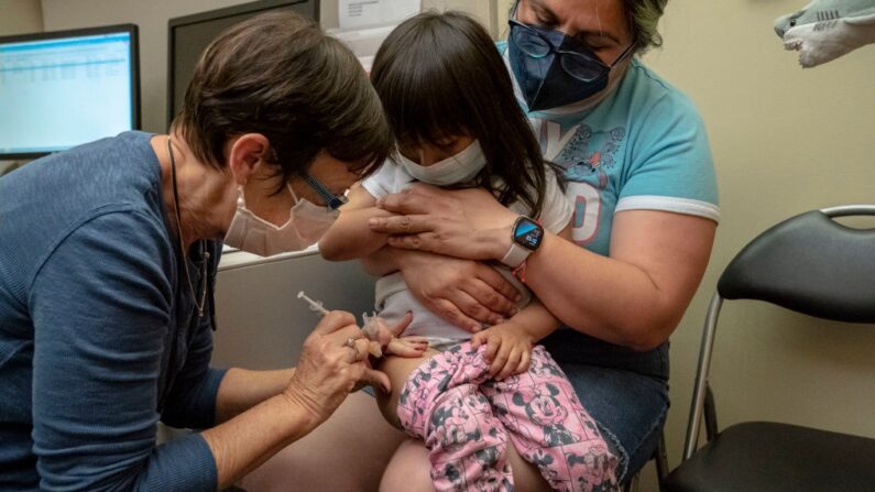 Deni Valenzuela, 2 ans, reçoit sa première dose du vaccin Pfizer Covid-19 de l'infirmière Deborah Sampson, tout en étant tenue par sa mère Xihuitl Mendoza à l' UW Medical Center - Roosevelt, le 21 juin 2022 à Seattle, Washington. (Photo de David Ryder/Getty Images)