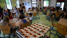 À 72 ans, Jocelyne mange à la cantine avec les enfants: « Toute seule, on ne parle pas souvent, hein! »