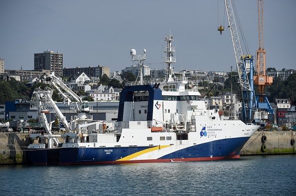 "Thalassa", le navire de l'Institut français de recherche pour l'exploitation de la mer (IFREMER) est amarré au port de Brest, le 31 août 2022. Photo de Sébastien SALOM-GOMIS / AFP via Getty Images.