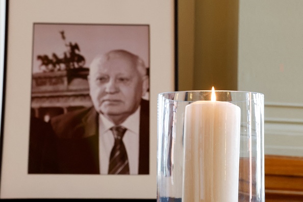 Une bougie brûle à côté d'une photo l'ancien dirigeant soviétique Mikhaïl Gorbatchev à l'hôtel de ville de Berlin le 1er septembre 2022. Photo par ODD ANDERSEN/AFP via Getty Images.
