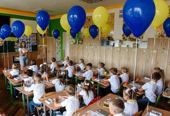 Les élèves assistent à la première leçon de la nouvelle année scolaire dans la ville de Lviv, dans l'ouest de l'Ukraine, le 1er septembre 2022. Photo de YURIY DYACHYSHYN/AFP via Getty Images.