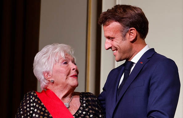 Le Président Emmanuel Macron et Line Renaud lors d'une cérémonie d'investiture au palais présidentiel de l'Élysée à Paris, le 2 septembre 2022, où l'actrice a reçu la Grand-croix de la Légion d'honneur.
(Photo : LUDOVIC MARIN/POOL/AFP via Getty Images)