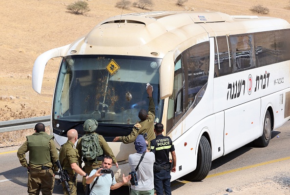 Des membres des forces de sécurité et des services d'urgence israéliens inspectent le site d'une attaque signalée contre un bus israélien, à l'est du village de Tubas, dans le nord de la Cisjordanie occupée, le 4 septembre 2022. Photo par AHMAD GHARABLI/AFP via Getty Images.
