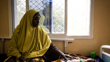 Éreintés par la faim, les enfants somaliens n’ont plus la force de pleurer