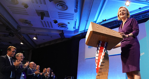 Les membres du Parti conservateur applaudissent la chef du Nouveau Parti conservateur et la Première ministre britannique élue Liz Truss, le 5 septembre 2022. Photo STEFAN ROUSSEAU/POOL/AFP via Getty Images.