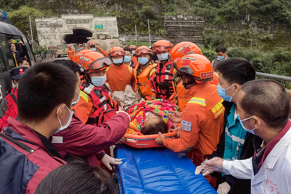 -Des secouristes transportent une personne blessée après un tremblement de terre de magnitude 6,6 dans le comté de Luding, dans la province du Sichuan, dans le sud-ouest de la Chine, le 6 septembre 2022. Photo de-/CNS/AFP via Getty Images.