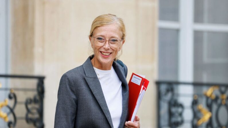 La secrétaire d'État française à l'Enfance, Charlotte Caubel, quitte le palais de l'Élysée après un conseil des ministres, à Paris, le 7 septembre 2022.(Photo by LUDOVIC MARIN/AFP via Getty Images)