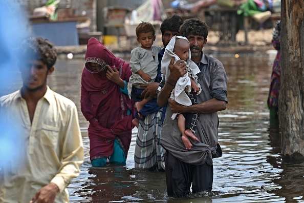 Des personnes touchées par les inondations au Pakistan le 7 septembre 2022. Photo par Aamir QURESHI / AFP via Getty Images.