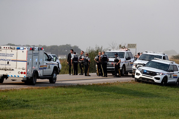 La Gendarmerie royale du Canada sur les lieux où le suspect Myles Sanderson a été arrêté, le long de la route 11 à Weldon, Saskatchewan, Canada, le 7 septembre 2022. Photo de LARS HAGBERG/AFP via Getty Images.
