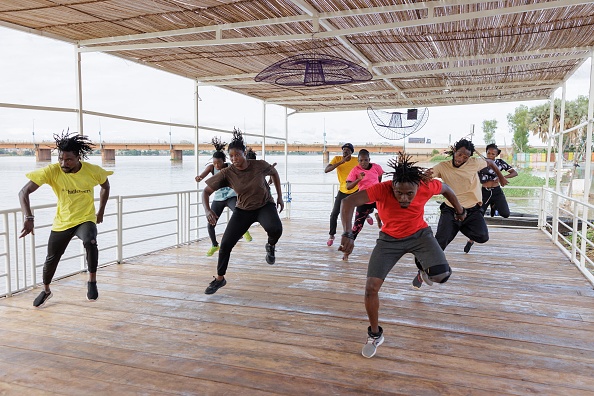 Des danseurs du Don Sen Folo Lab, une association culturelle malienne de création artistique, s'entraînent avant l'inauguration du premier bateau de résidence d'art du Mali sur le fleuve Niger à Bamako le 31 août 2022. Photo par OUSMANE MAKAVELI/AFP via Getty Images.