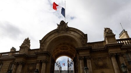 Mort d’Elizabeth II: des maires français expliquent pourquoi ils refusent de mettre les drapeaux en berne