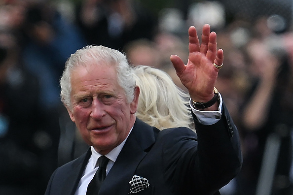 Le roi Charles III et la reine consort Camilla saluent la foule à leur arrivée au palais de Buckingham à Londres, le 9 septembre 2022. (Photo : DANIEL LEAL/AFP via Getty Images)