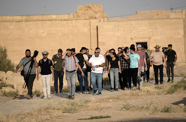 Un groupe de touristes visite l'ancienne ville de Hatra, dans le nord de l'Irak, le 10 septembre 2022. Photo de ZAID AL-OBEIDI/AFP via Getty Images.