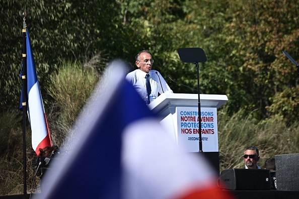 Le leader français de "Reconquete !" Eric Zemmour prononce un discours à l'Université d'été de son parti à Greoux-les-Bains, dans le sud-est de la France, le 11 septembre 2022.  (JEFF PACHOUD/AFP via Getty Images)