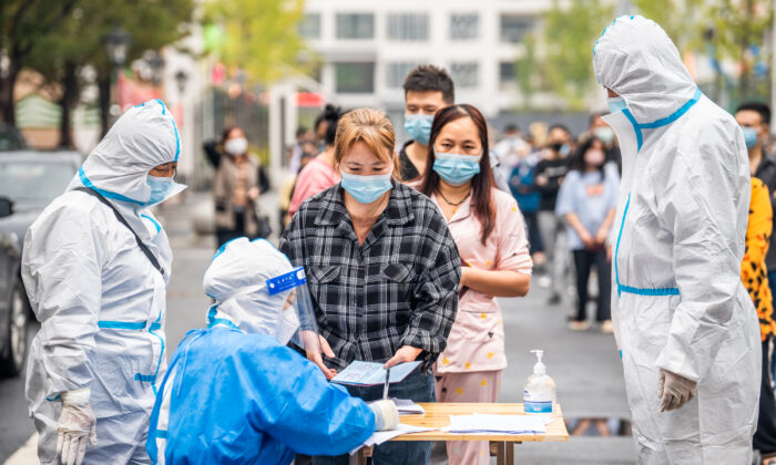 Citoyens faisant la queue pour s'inscrire à un test antigénique dans un point de prévention et de contrôle à Bijie, dans la province de Guizhou, le 12 septembre 2022. (CFOTO/Future Publishing via Getty Images)