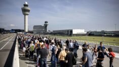 Longues files à l’aéroport Amsterdam Schiphol, qui demande d’annuler des vols