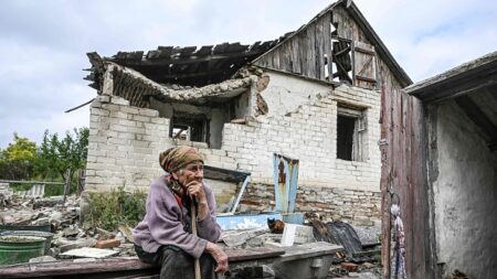 Dans un village fantôme du Donbass, deux survivants après les combats