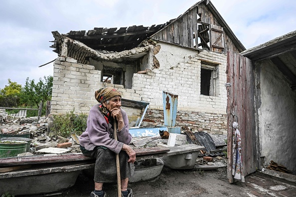 Nina Gonchar 92 ans, assise près de sa maison détruite dans le village de Bohorodychne à Kramatorsk, dans la région de Donetsk, le 13 septembre 2022. Photo de Juan BARRETO / AFP via Getty Images.