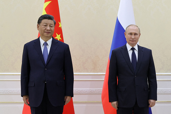 -Le président chinois Xi Jinping et le président russe Vladimir Poutine en marge du sommet des dirigeants de l'Organisation de coopération de Shanghai (OCS) à Samarcande le 15 septembre 2022. Photo par ALEXANDR DEMYANCHUK/SPUTNIK/AFP via Getty Image.
