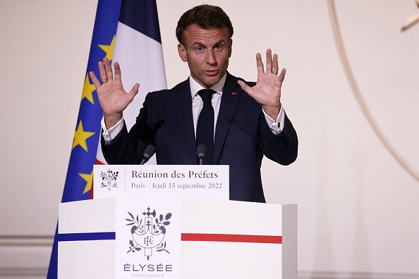 Emmanuel Macron prononce un discours lors de la réception des préfets de France au palais présidentiel de l'Élysée à Paris, le 15 septembre 2022.   (LUDOVIC MARIN/POOL/AFP via Getty Images)