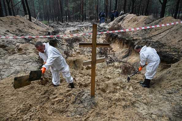L'Ukraine a déclaré le 16 septembre 2022 qu'elle avait compté 450 tombes sur un seul lieu de sépulture près d'Izyum. Photo de Juan BARRETO / AFP via Getty Images.