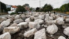 La mairie de Calais installe des rochers dans le centre-ville « pour empêcher les migrants de s’installer »