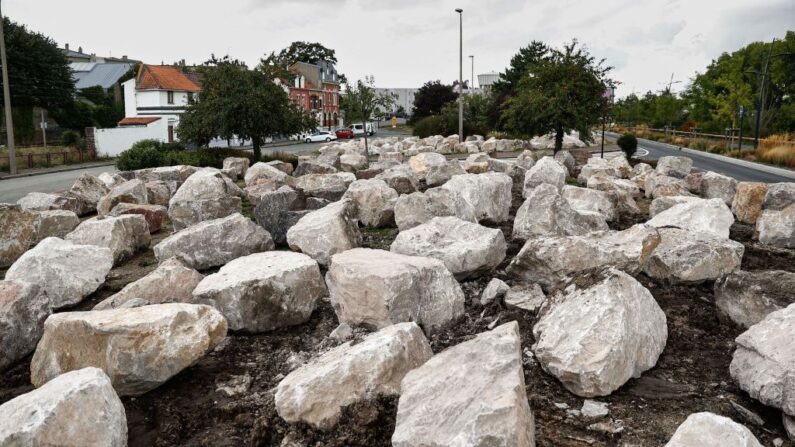 Cette photo prise le 16 septembre 2022 montre des rochers installés par la mairie de Calais pour empêcher les migrants de s'installer dans le centre-ville de Calais. (Photo by SAMEER AL-DOUMY/AFP via Getty Images)