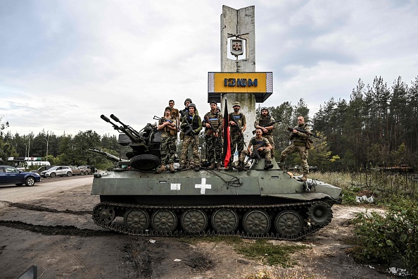 Des soldats ukrainiens posent à l'extérieur d'Izyum, dans l'est de l'Ukraine, le 17 septembre 2022. Photo de Juan BARRETO / AFP via Getty Images.