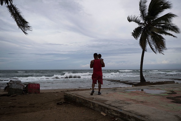 Un homme avec son fils sur la plage de Nagua, en République dominicaine, le 18 septembre 2022, dans l’attente du passage de l'ouragan Fiona à travers le pays. Photo Erika SANTELICES / AFP via Getty Images.