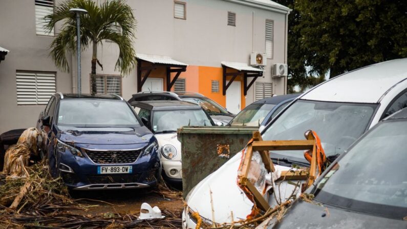 Cette photo, prise le 18 septembre 2022, montre des débris et des voitures se chevauchant après le passage de l'ouragan Fiona à Goyave, en Guadeloupe.(Photo by Carla Bernhardt / AFP) (Photo by CARLA BERNHARDT/AFP via Getty Images)