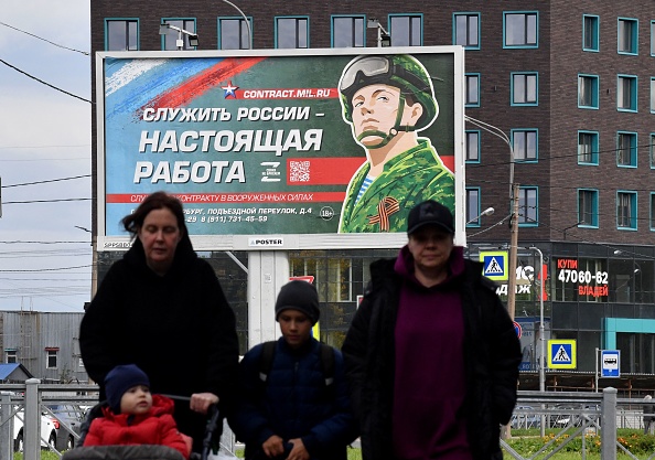 Un panneau faisant la promotion du service militaire avec le slogan "Servir la Russie est un vrai travail" à Saint-Pétersbourg le 20 septembre 2022. Photo par Olga MALTSEVA / AFP via Getty Images.