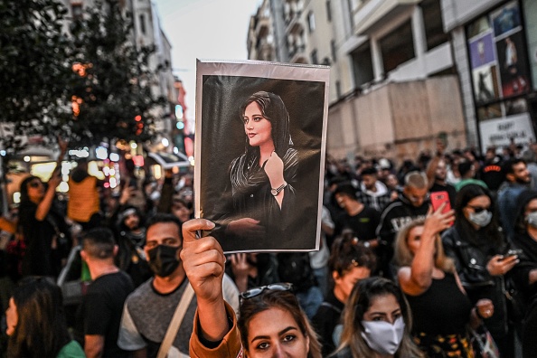 Un manifestant tient un portrait de Mahsa Amini lors d'une manifestation de soutien à Istanbul le 20 septembre 2022. Photo par OZAN KOSE/AFP via Getty Images.