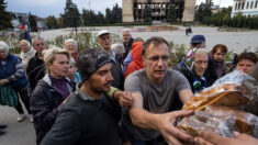 Ukraine: avec la guerre, un village agricole fait la queue pour de la nourriture
