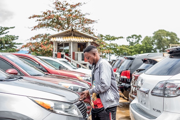 Des voitures d'occasion chez un concessionnaire à Ekpe, au Bénin, l'Afrique est la première destination mondiale pour les véhicules d'occasion, le 16 septembre 2022. Photo de Yanick FOLLY/AFP via Getty Images.