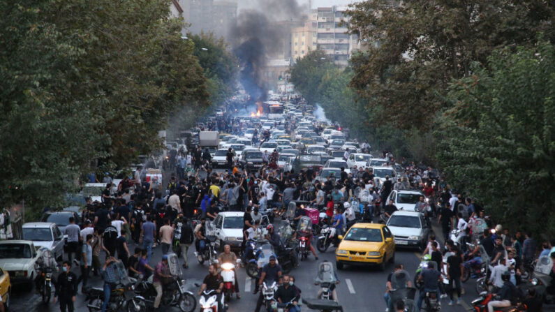 Des manifestants iraniens dans les rues de Téhéran lors d'une manifestation pour Mahsa Amini, le 21 septembre 2022. (Photo: -/AFP via Getty Images)
