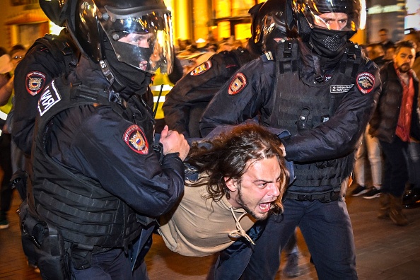Des policiers arrêtent un homme à la suite d'appels à protester contre la mobilisation partielle annoncée par le président russe, à Moscou, le 21 septembre 2022. Photo par Alexander NEMENOV / AFP via Getty Images.