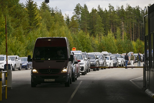 Des voitures en provenance de Russie attendent dans de longues files d'attente au poste de contrôle frontalier entre la Russie et la Finlande, le 22 septembre 2022. Photo par Olivier MORIN / AFP via Getty Images.