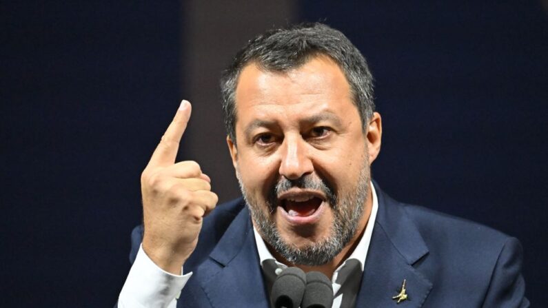 Matteo Salvini, leader de la Lega, prononce un discours sur scène le 22 septembre 2022 lors d'un rassemblement des partis de droite italiens Frères d'Italie (FdI), Ligue (Lega) et Forza Italia sur la Piazza del Popolo à Rome, en vue des élections générales du 25 septembre. (Photo by ALBERTO PIZZOLI/AFP via Getty Images)
