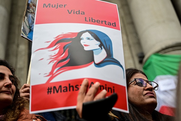 Des femmes migrantes iraniennes organisent une manifestation de soutien à Mahsa Amini à Santiago, le 23 septembre 2022. Photo MARTIN BERNETTI/AFP via Getty Images.
